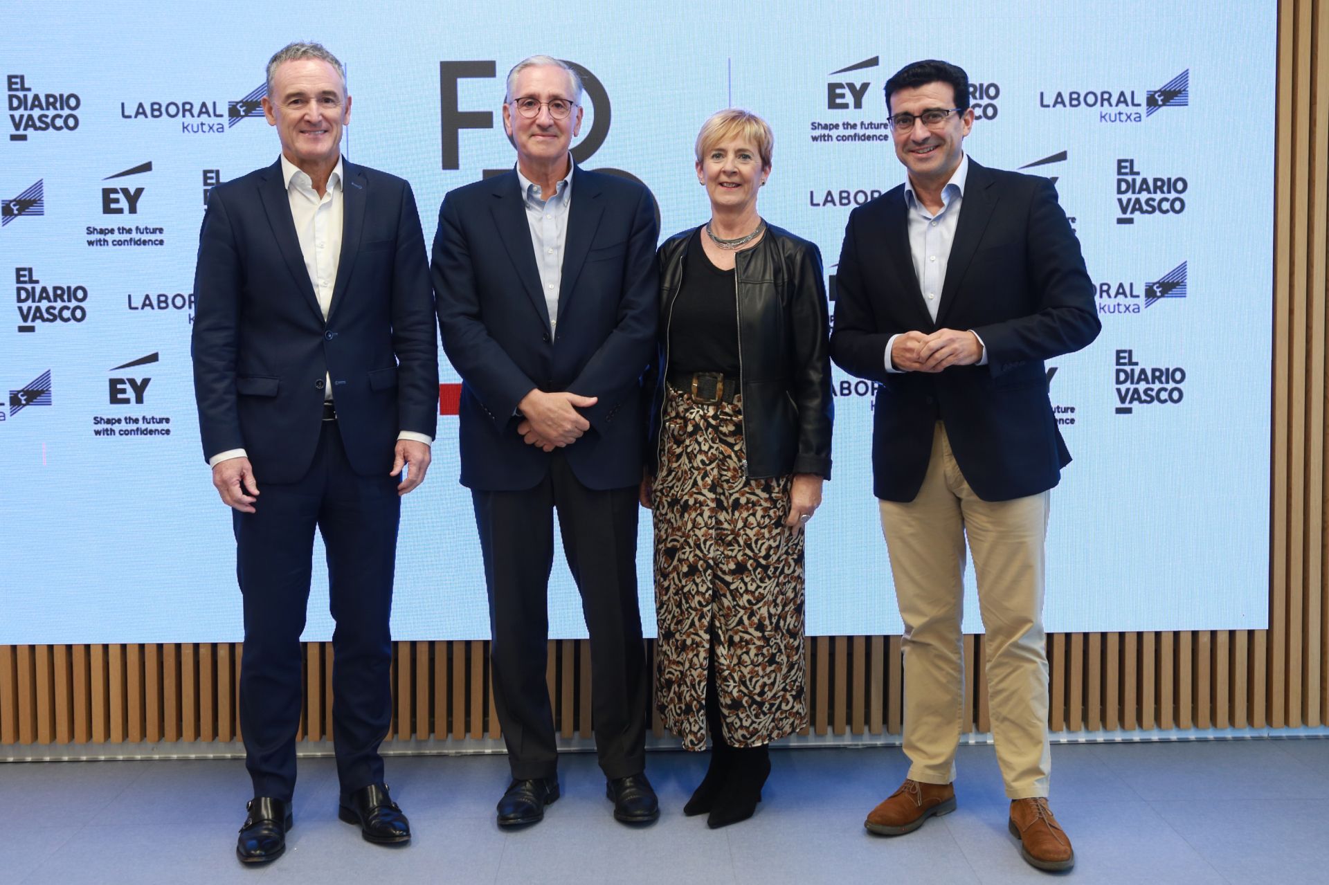 José Miguel Ayerza (director general de Adegi), Ivan Martén (presidente de Orkestra), Arantxa Tapia (exconsejera de Desarrollo Económico, Sostenibilidad y Medio Ambiente del Gobierno Vasco y actual asesora estratégica de KPMG en el País Vasco) y Paul Liceaga (adjunto Director General de Adegi).