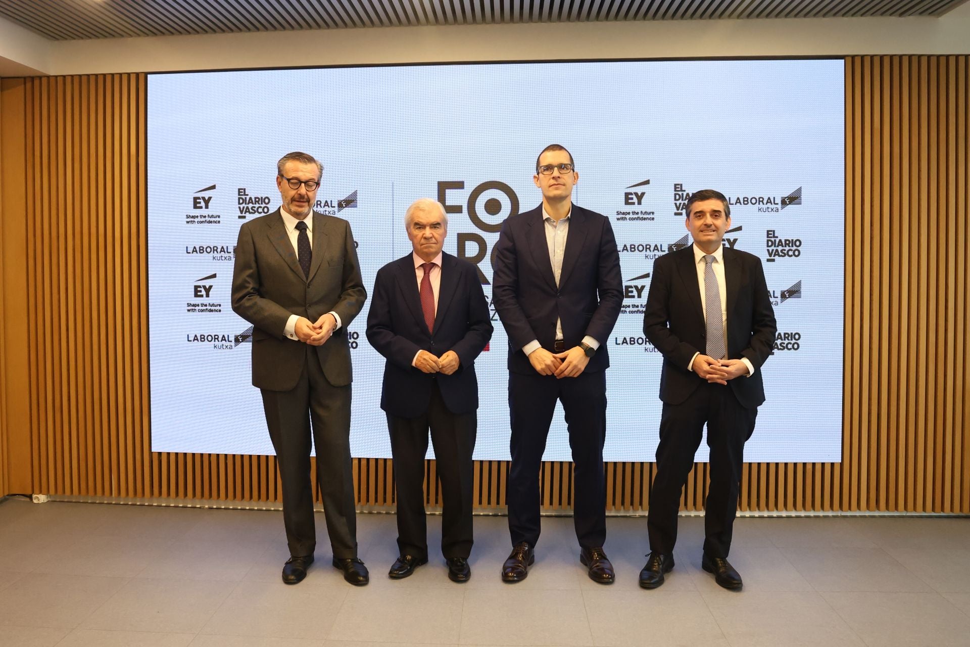 Pablo Sanz (socio responsable de la zona norte de EY), José Maria Bergareche (presidente de DV), Horacio Morell (presidente en España de IBM y ponente del Foro) y Adolfo Plaza (presidente de Laboral Kutxa).