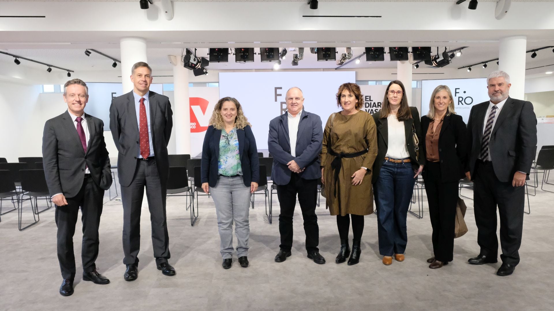 Iñaki Ruiz (viceconsejero de Economía), José Corchón (viceconsejero de Finanzas y Presupuestos), Itziar Agirre (diputada de Hacienda y Finanzas), Iñaki Rubio (presidente del Tribunal Económico Administrativo), Bittori Zabala (directora de Política fiscal y financiera), (Irune Yarza (directora de Hacienda), Amaia Arregi (directora de Promoción Económica de la Diputación Foral de Gipuzkoa) y Juan Alberdi (director de Política Económica y Cohesión Europea del Gobierno Vasco).