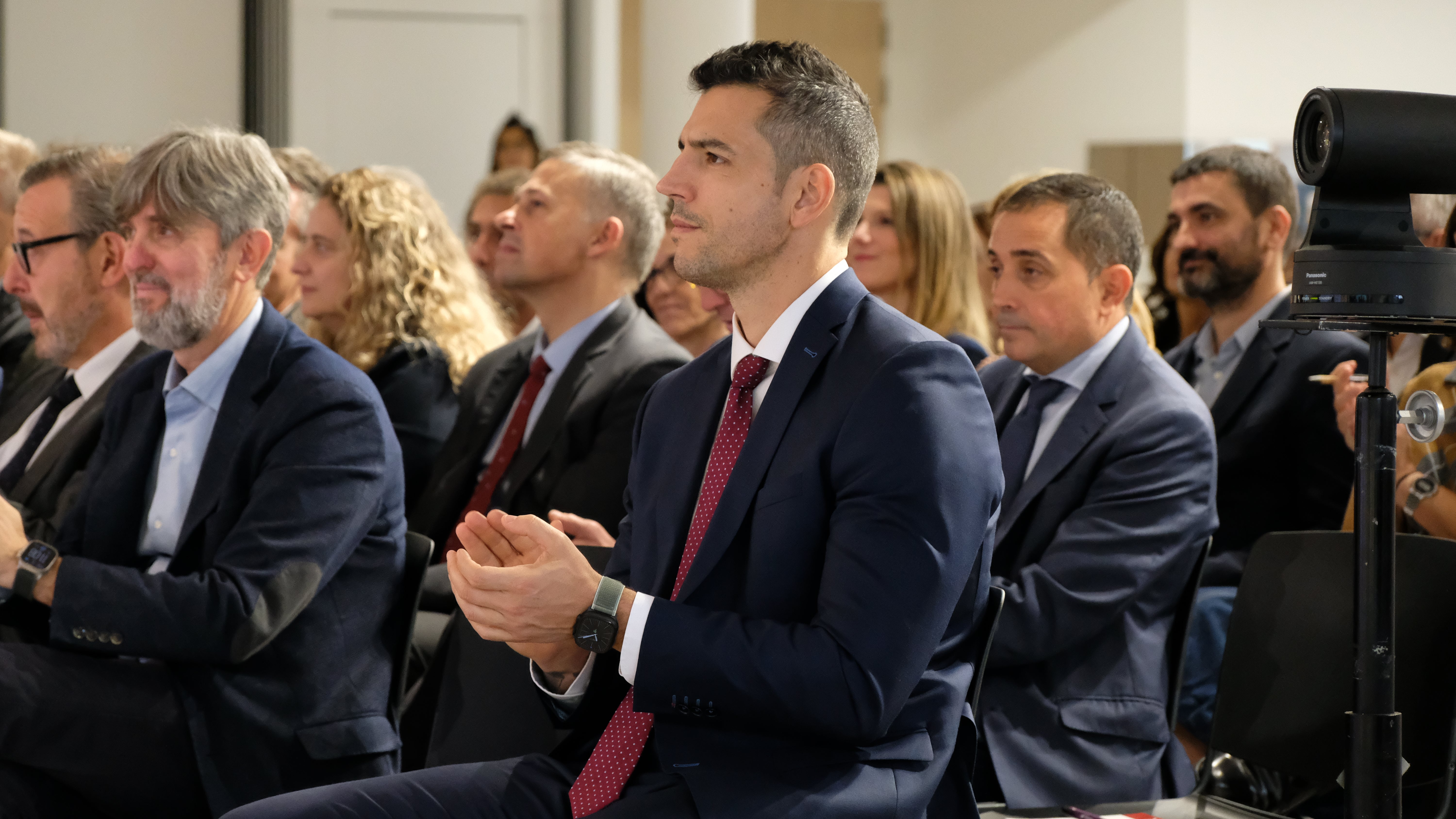 Álvaro González Larramendi (director de la oficina de EY en San Sebastián) aplaude durante el coloquio celebrado esta mañana.