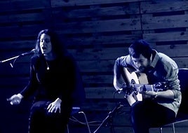 Rosalía con Raül Refree en su actuación en el Dabadaba en 2017.