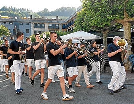 Loatzo Musika Eskolakoek, musikari kataluniarren bisita jaso dute.