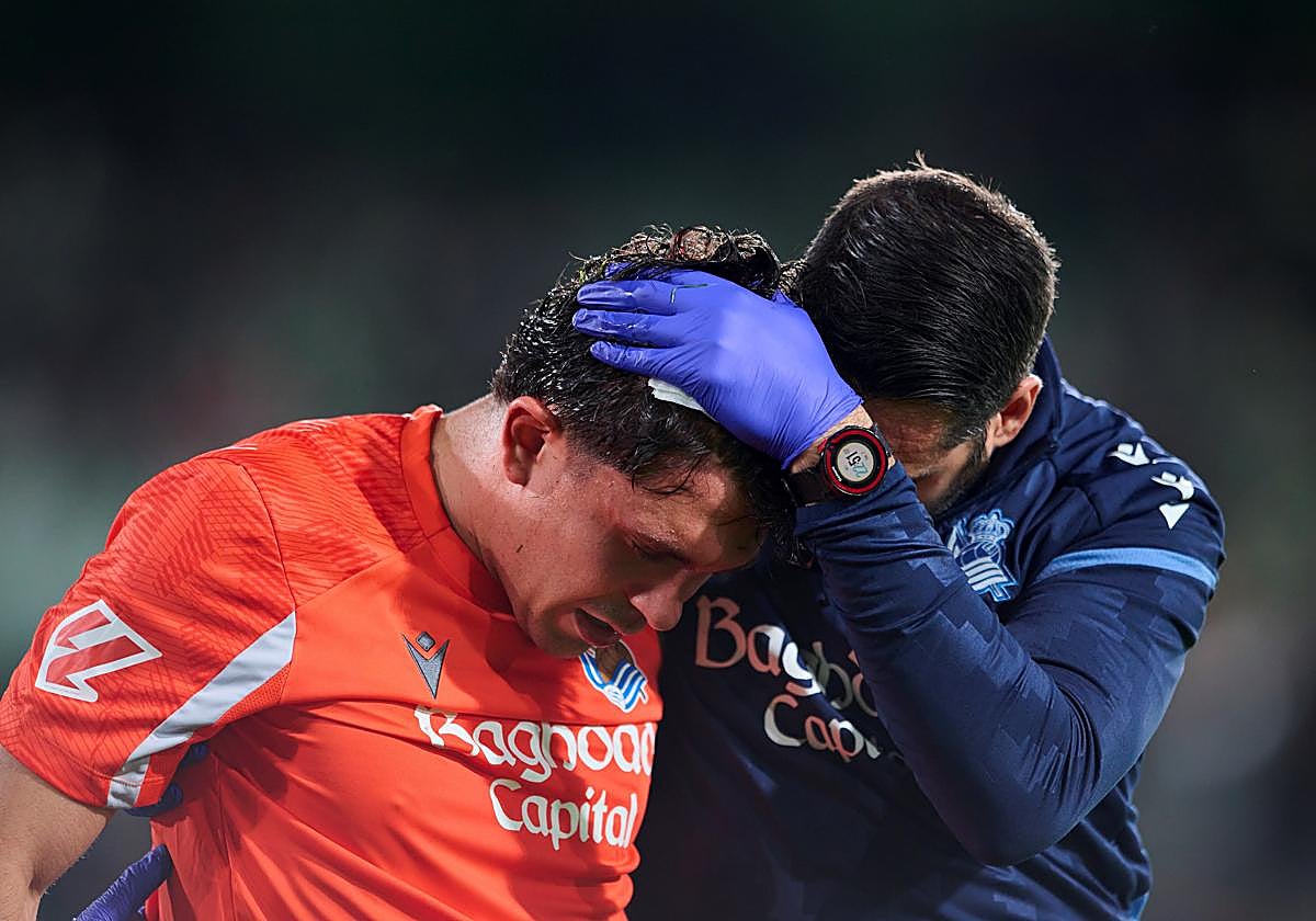 Aramburu abandona el campo asistido por los servicios médicos de la Real.