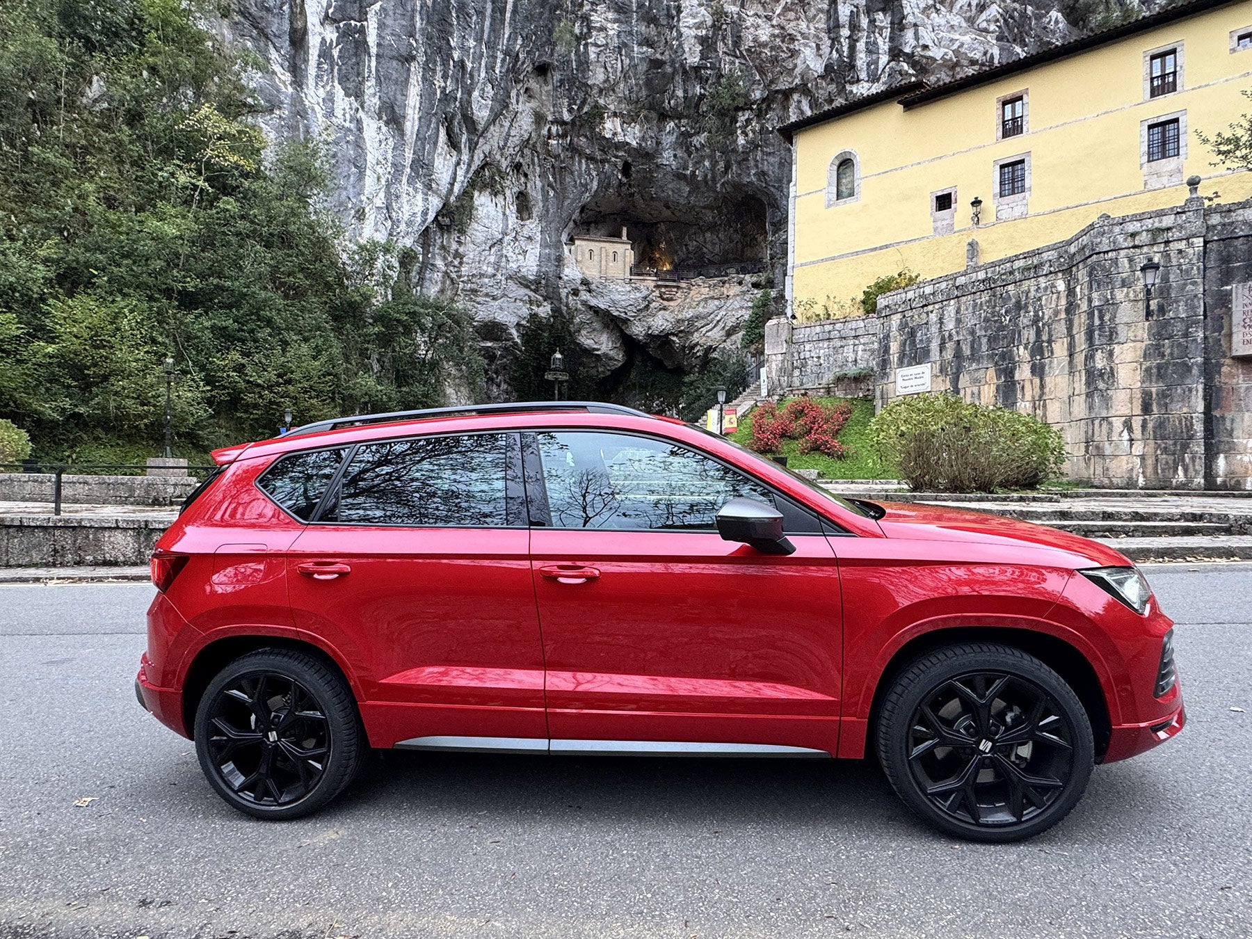 Vista lateral del Seat ATECA FR 75 Aniversario, con la cueva de la Virgen de Covadonga al fondo