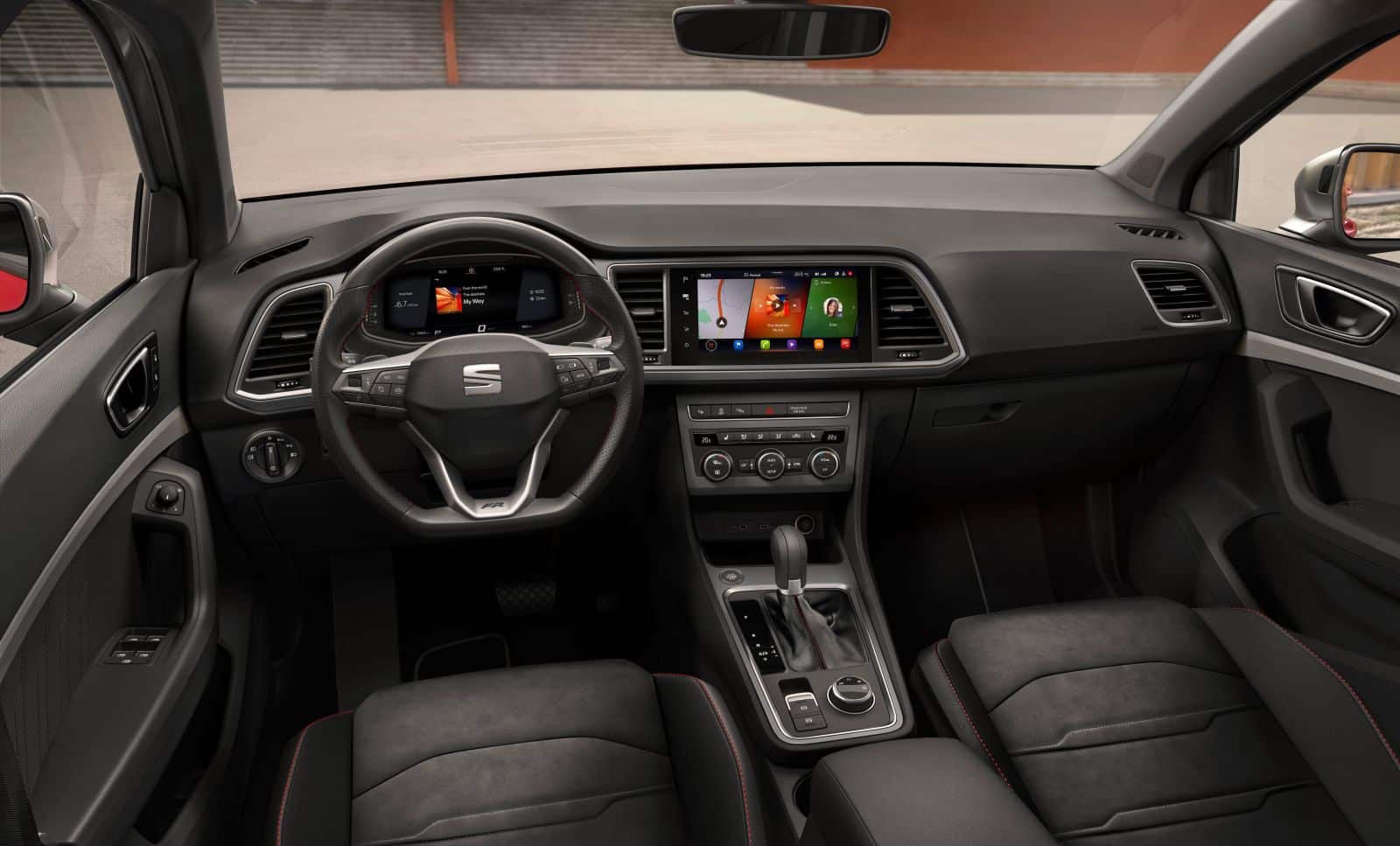 El Interior del Seat Ateca es muy envolvente y acogedor y cuenta con todo lo necesario para una conducción cómoda en un amplio habitáculo