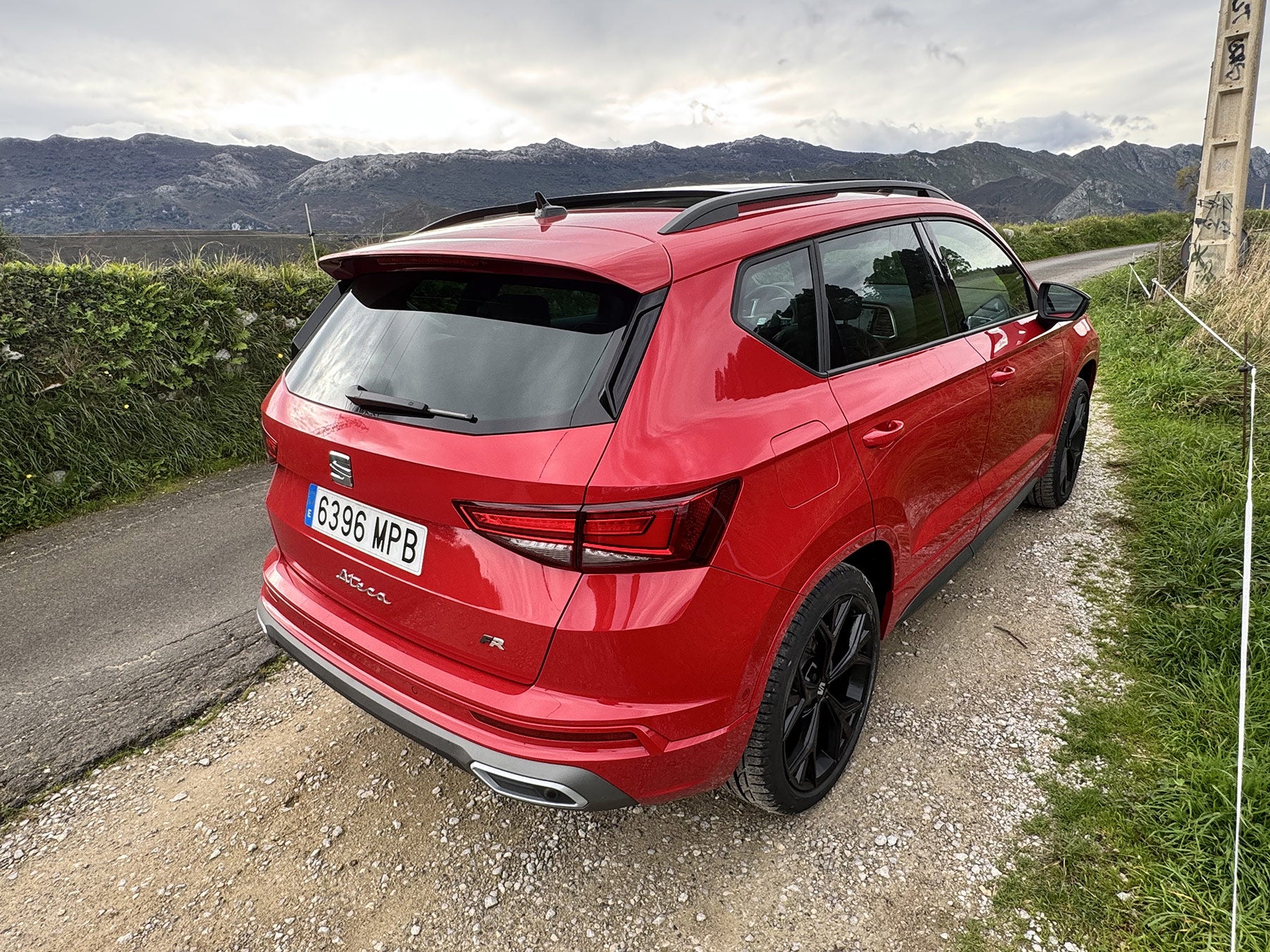 Detalle de la ttrasera del Ateca con el logotipo FR y el nombre del modelo en el centro del portón trasero que alberga un maletero de 510 litros