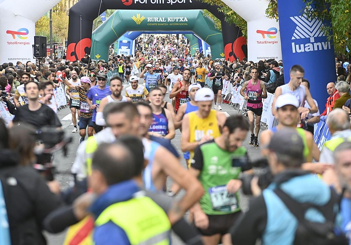 Los corredores llegan a la meta del Boulevard.