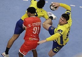 Tito Díaz se levanta para realizar un lanzamiento en el partido ante el Huesca.