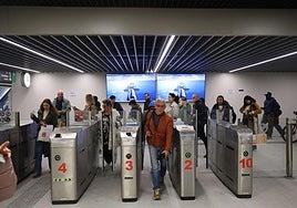 Viajeros hacen uso del nuevo vestíbulo de la estación de Atotxa, con acceso directo desde el pasadizo de Egia y que conecta con el nuevo andén.