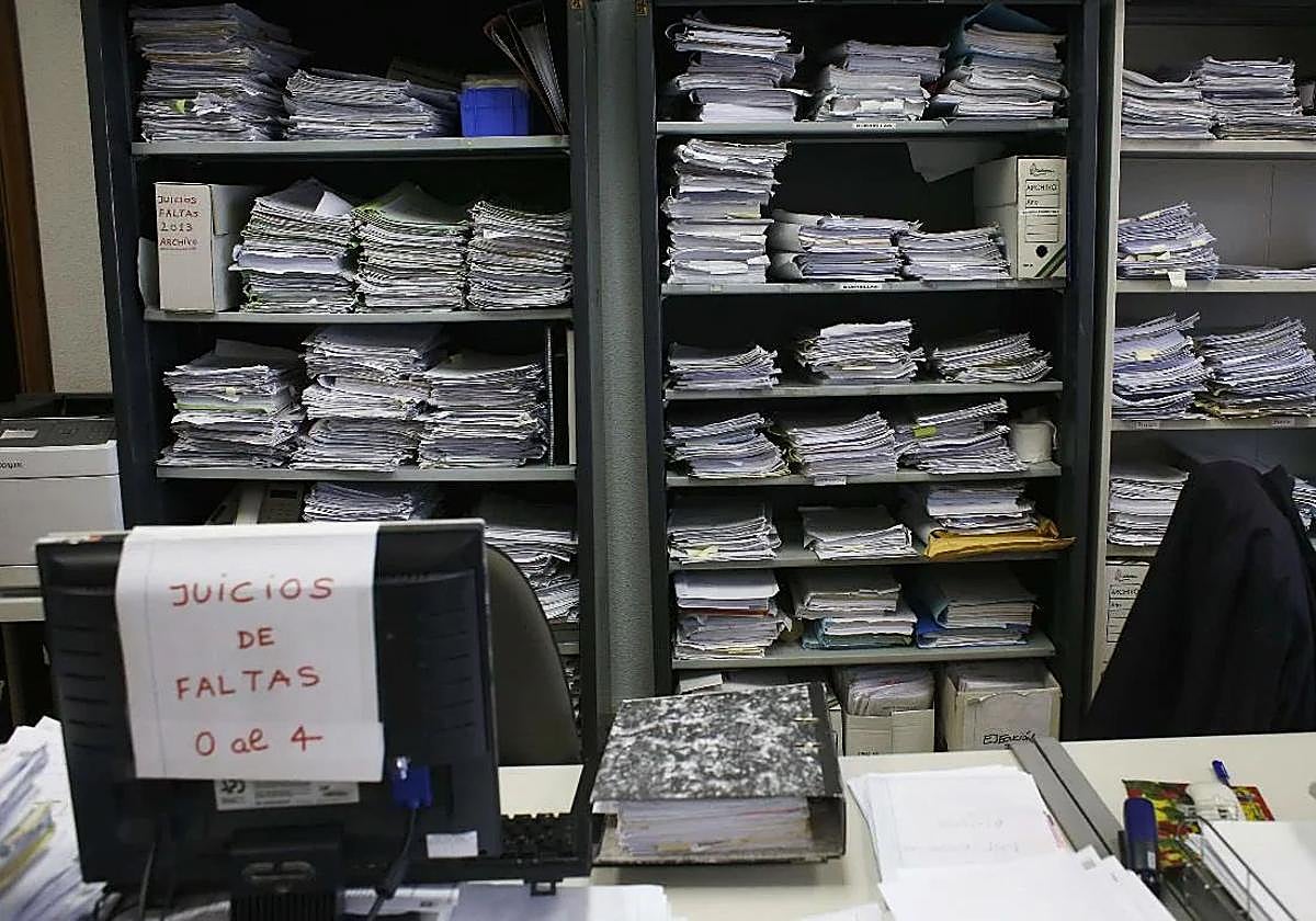 Acumulación de documentos en un despacho de un juzgado.