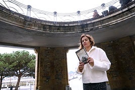 Katixa Agirre idazlea, 'Barne zerbitzuak' liburua eskuan duela Donostian.