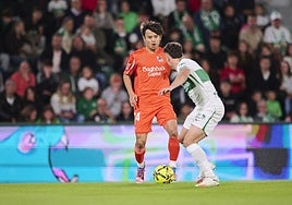 Take Kubo encara a Pedrosa, su defensor durante el partido, en una acción en el duelo de ayer ante el Elche en el Martínez Valero.