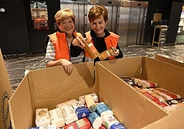 Mari Carmen Llorente (izq.) y Mari Carmen Quintana (der.) en participando en la recogida.