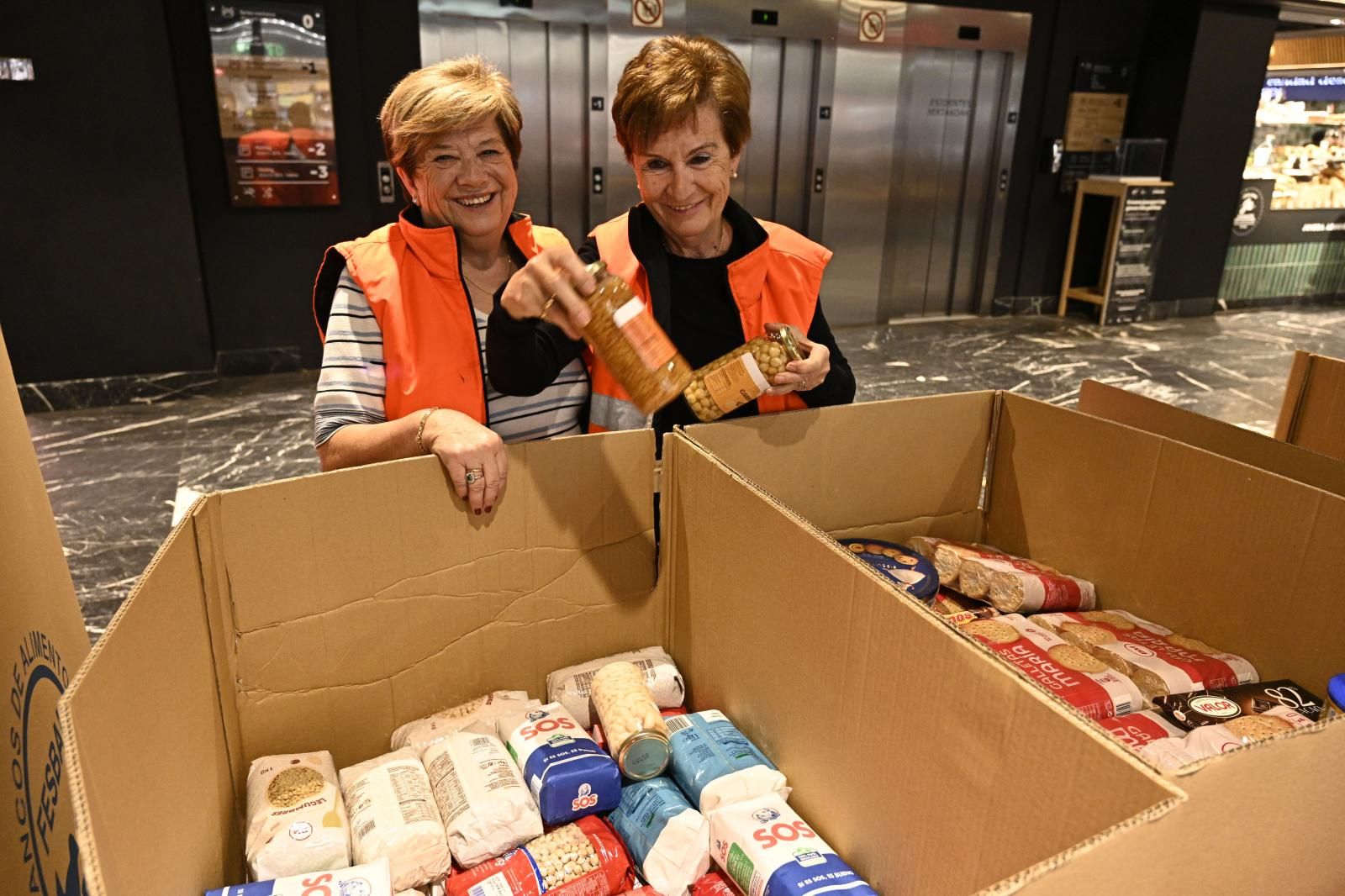 Mari Carmen Llorente (izq.) y Mari Carmen Quintana (der.) en participando en la recogida.