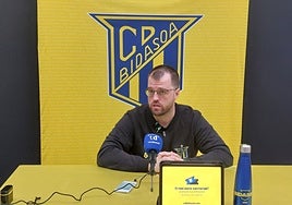 Alex Mozas en la rueda de prensa previa al partido en Torrelavega.