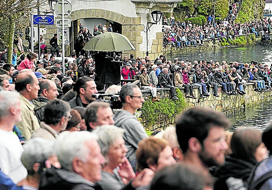Miles de personas siguieron la botadura desde Pasai Donibane.