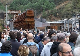 Una multitud de personas se ha congregado en las inmediaciones de Albaola en Pasai San Pedro para presenciar la botadura de la nao San Juan.