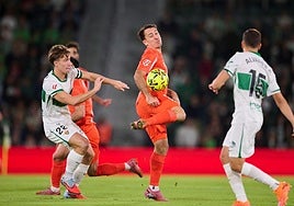 Mikel Oyarzabal intenta controlar un balón ante Affengruber y Álvaro Núñez.