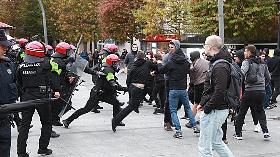 Incidentes en Lasarte-Oria durante una protesta contra la carpa de Vox