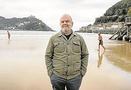 Benjamín Lana posa en la playa de La Concha. «La mirada al mar es y será una de las identidades de San Sebastan Gastronomika», dice.