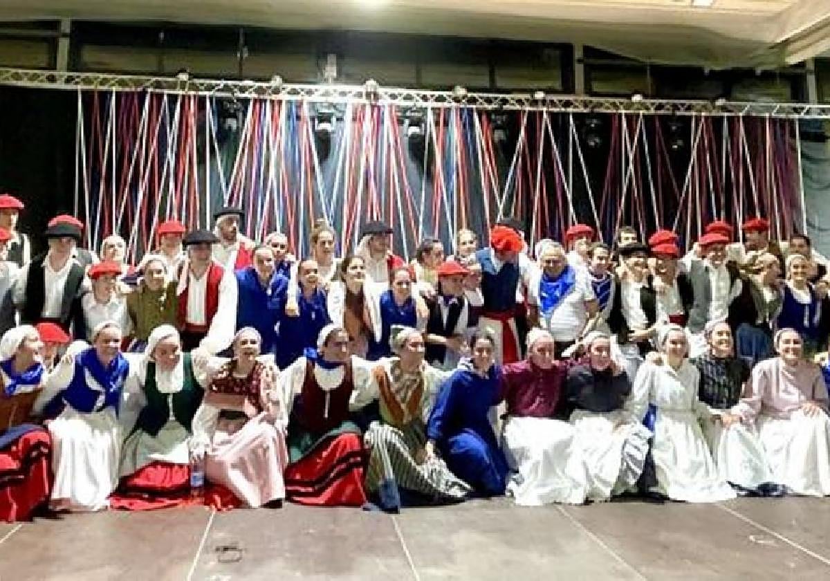 Foto grupal del festival organizado con motivo del 50 aniversario en Zubikoa, en la que Txutxin (fallecido hace año y medio) recibió la 'makila de honor' de la agrupación.
