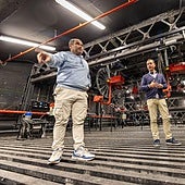 El jefe técnico, Sergio López, José Ignacio Abanda y Jaime Otamendi, sobre el telar del teatro.