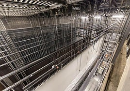 El telar que conforman las varas, los engranajes, las patas o cortinas laterales del escenario, las bambalinas y un ciclorama.