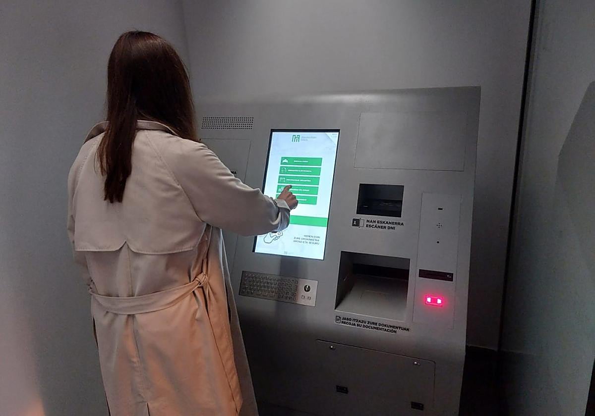 Una ciudadana realizando gestiones en la máquina instalada en la planta baja del Ayuntamiento.