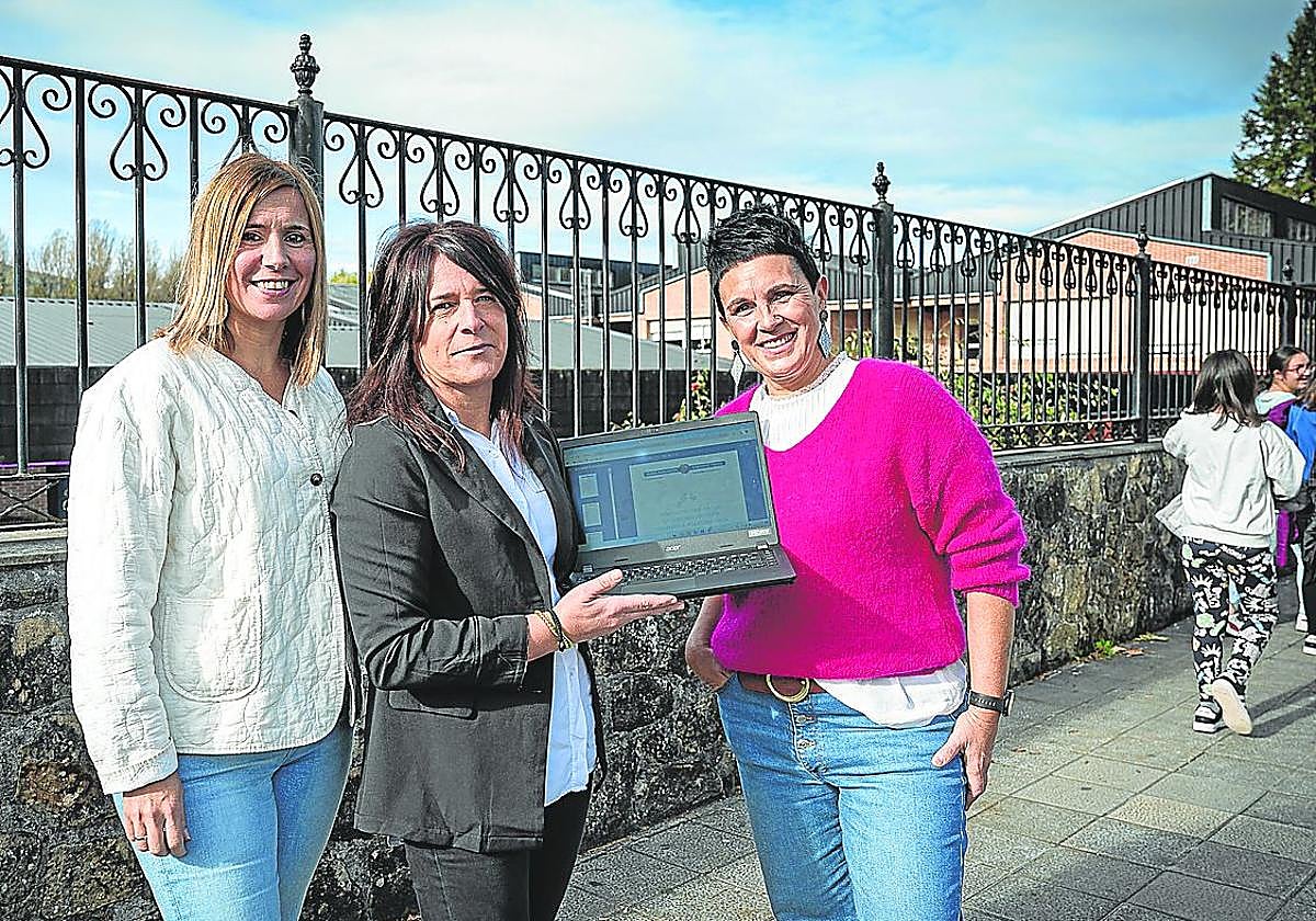 Jessika Bermejo, Aitziber Gorostiza y Leire Aldazabal en el CEIP Amorebieta Larrea.