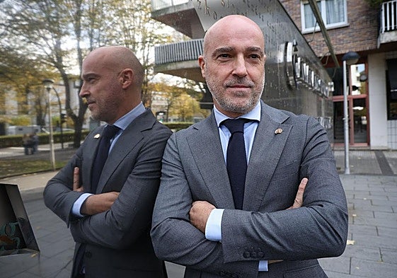 El presidente de la Cámara de Comercio de Gipuzkoa, Mauri Arregui, posa en la entrada de la institución, en el barrio donostiarra de Lorea.