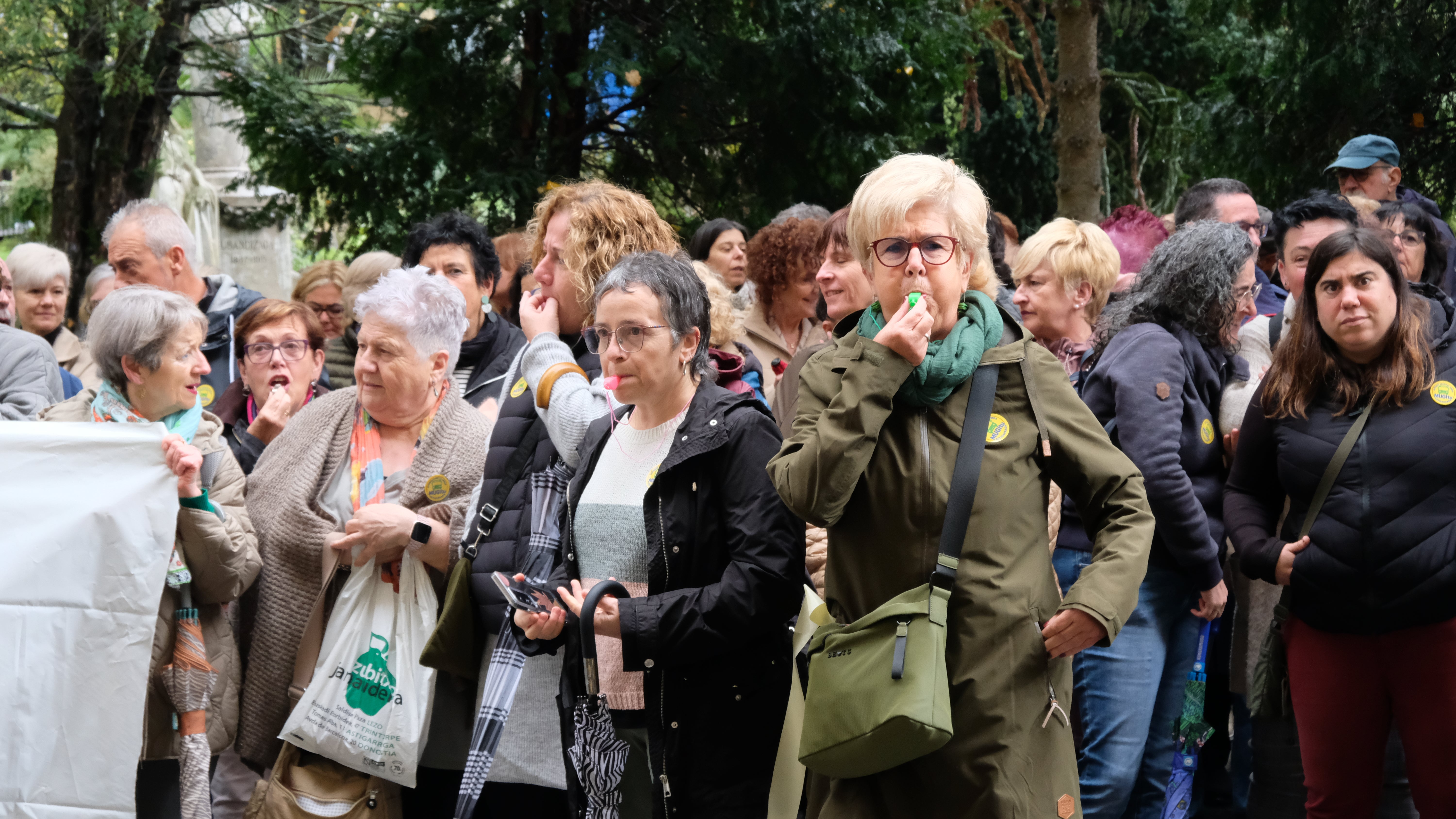 Los vecinos de Astigarraga se concentran en San Sebastián para protestar por el servicio de autobús