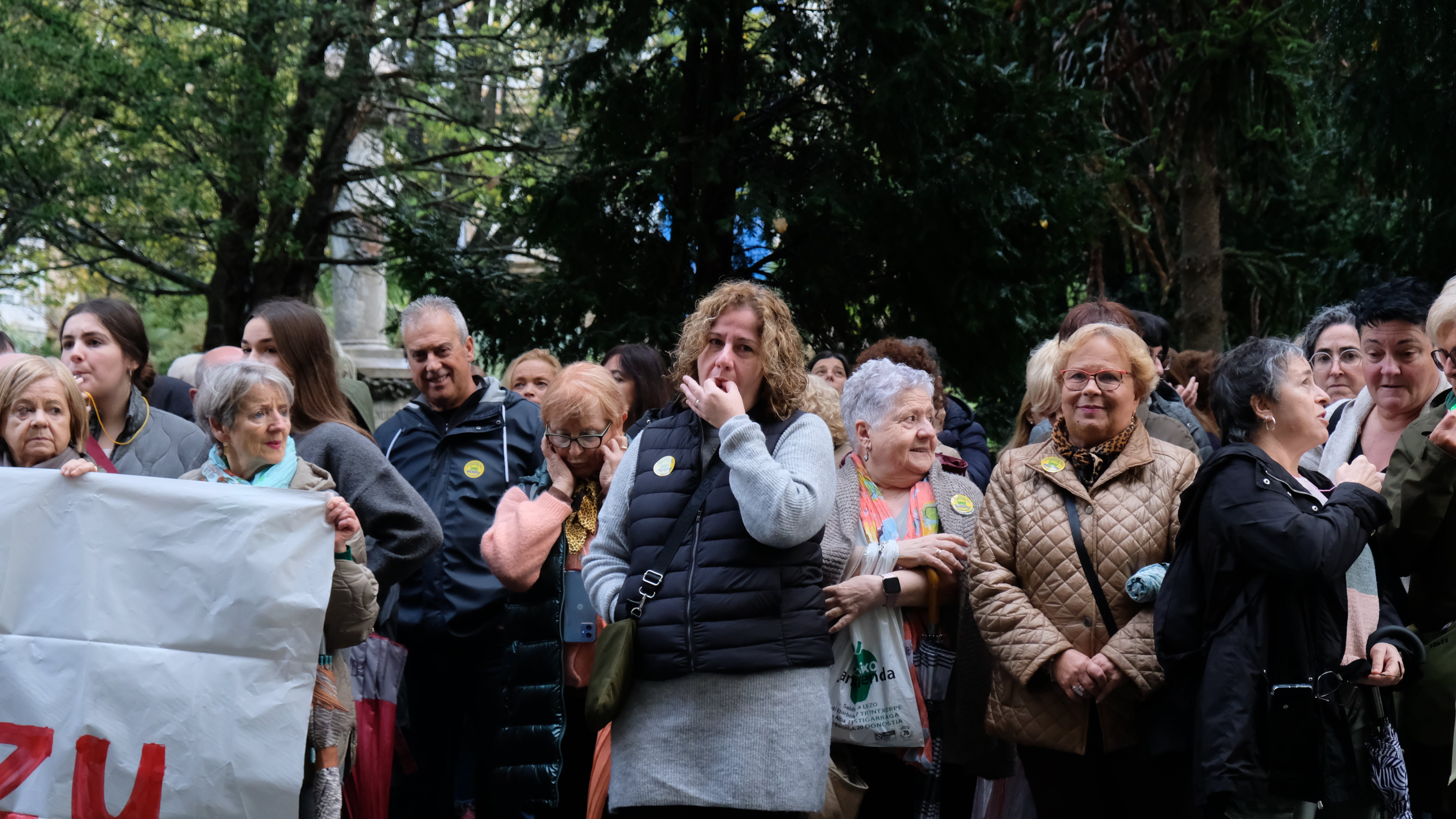 Los vecinos de Astigarraga se concentran en San Sebastián para protestar por el servicio de autobús