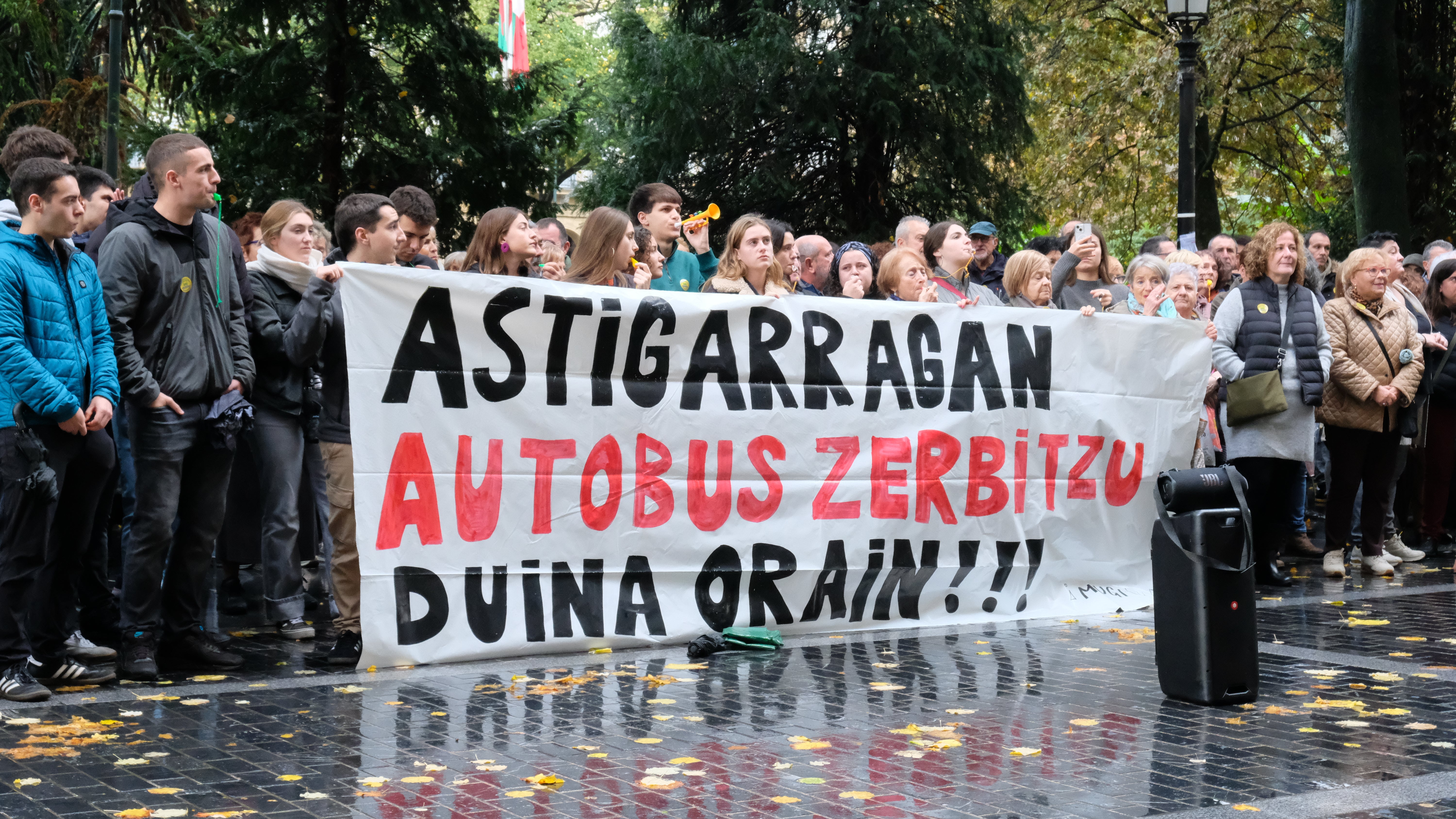 Los vecinos de Astigarraga se concentran en San Sebastián para protestar por el servicio de autobús
