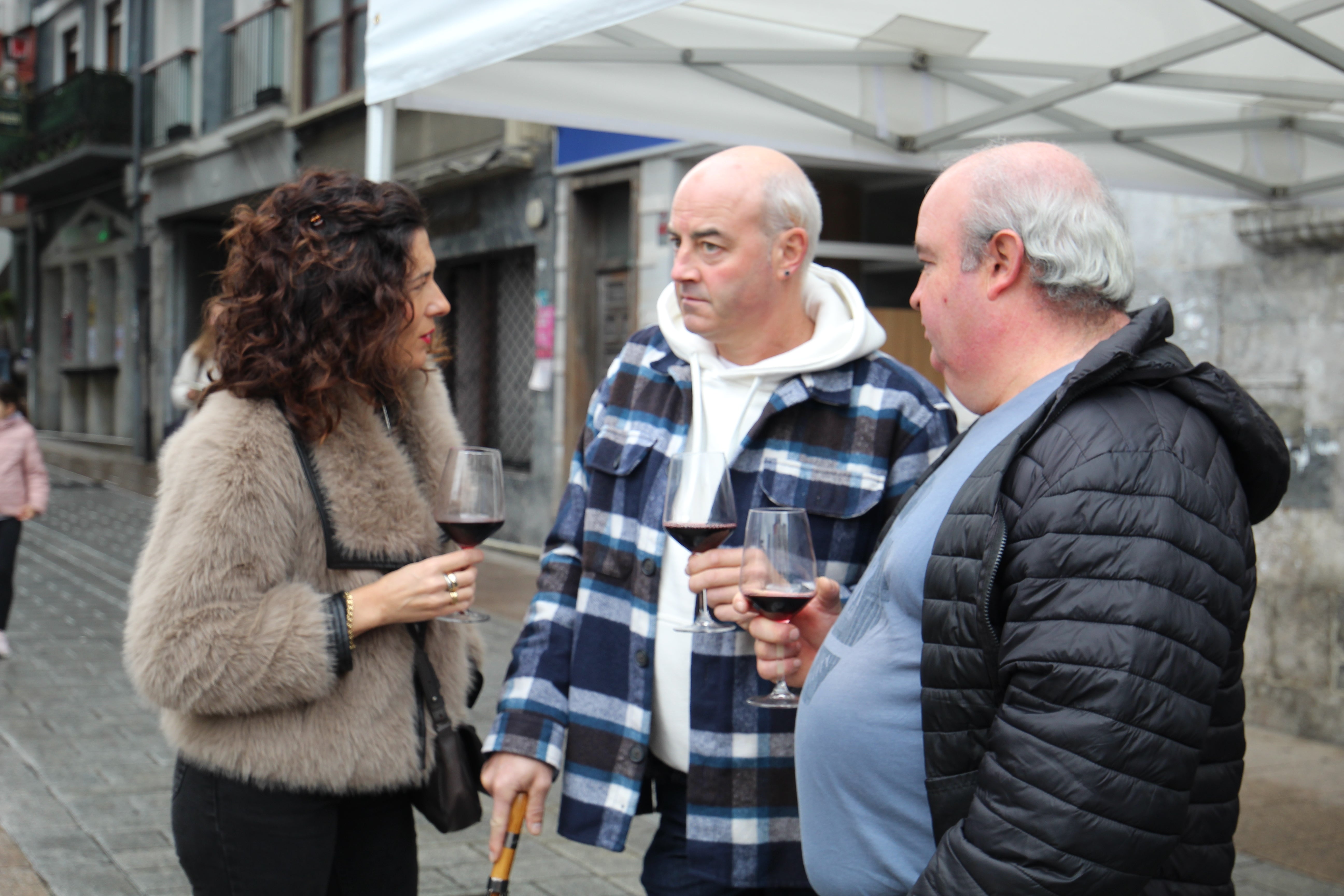 El vino y el buen ambiente llenan la plaza de Azpeitia