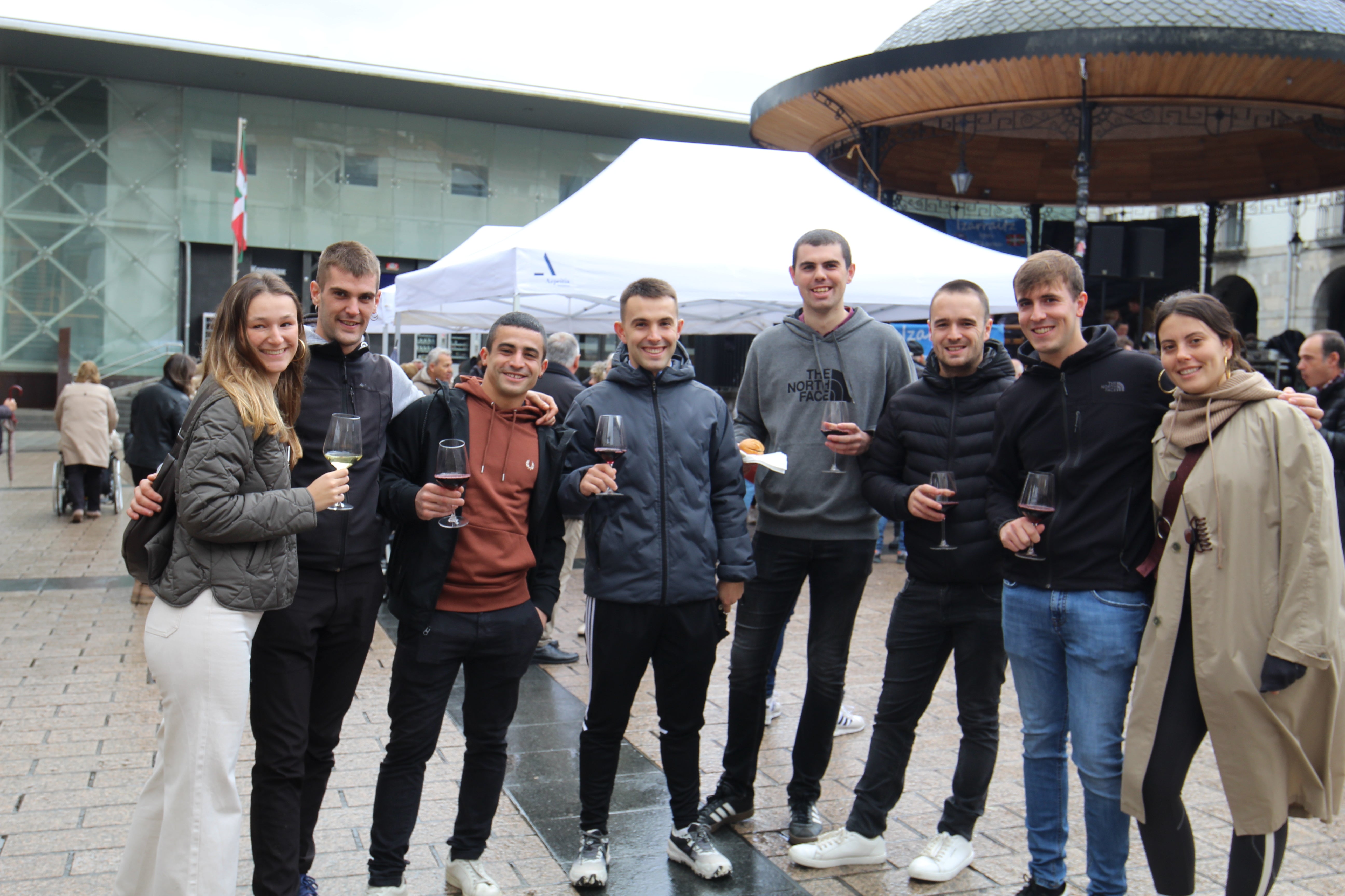 El vino y el buen ambiente llenan la plaza de Azpeitia