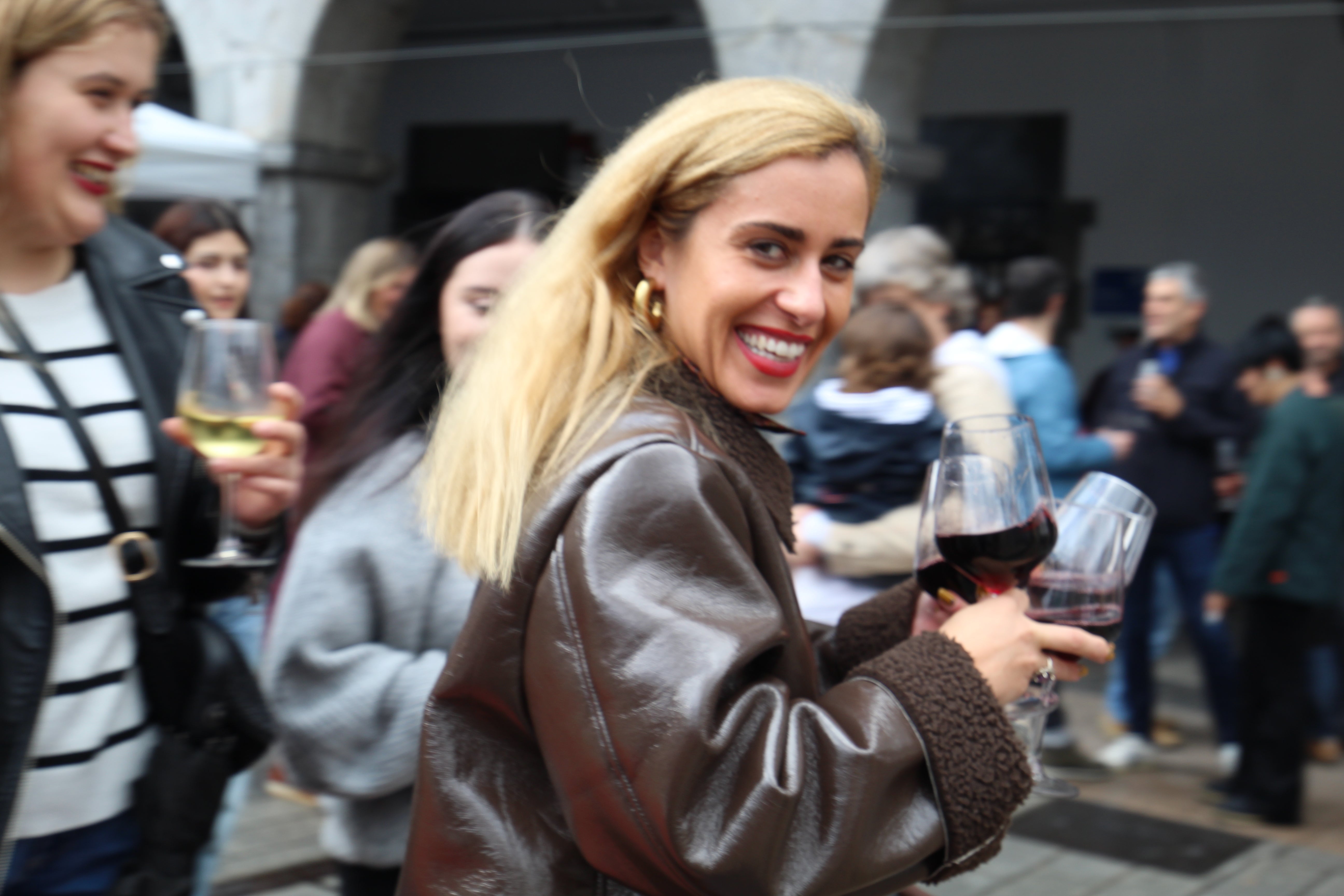 El vino y el buen ambiente llenan la plaza de Azpeitia