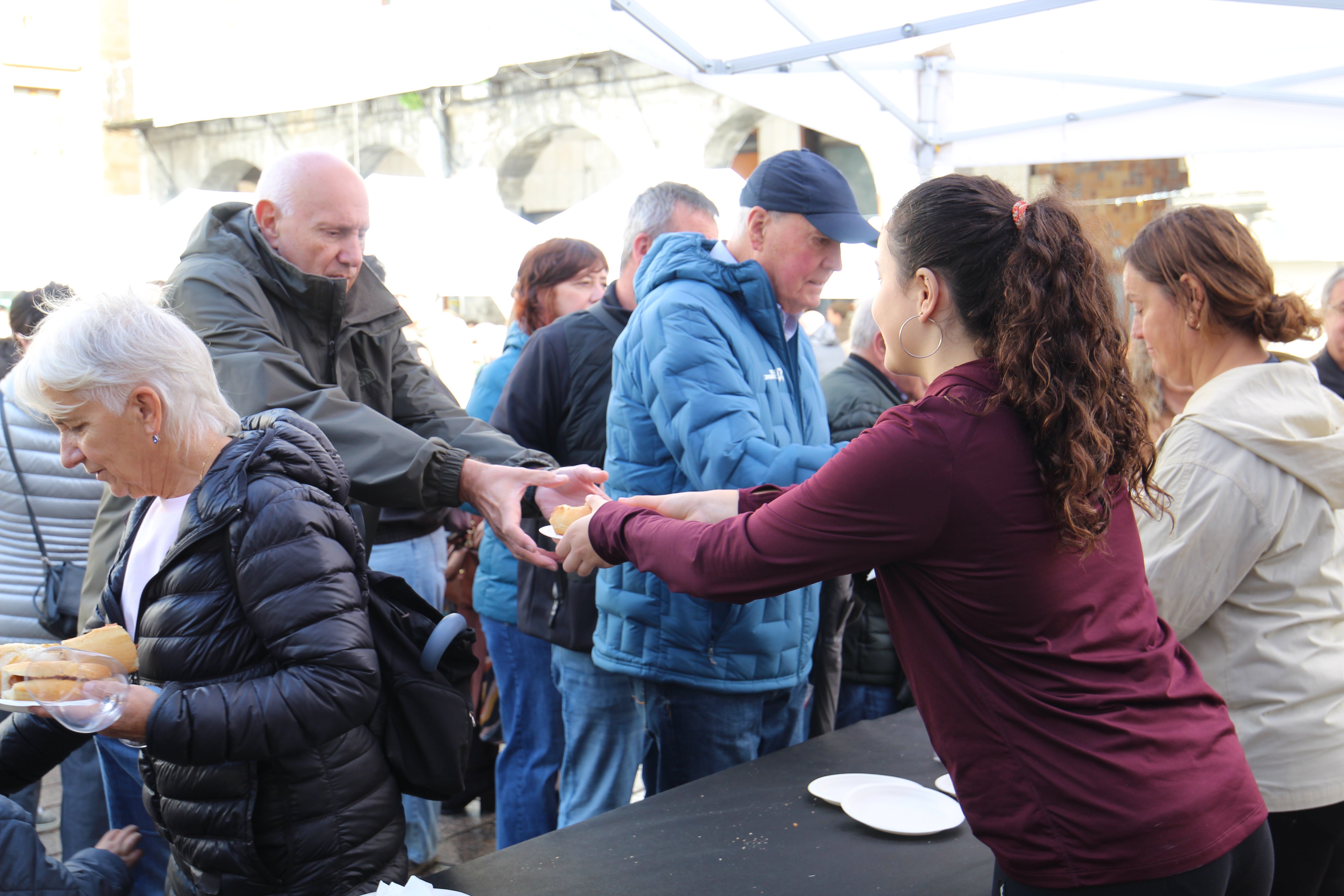 El vino y el buen ambiente llenan la plaza de Azpeitia