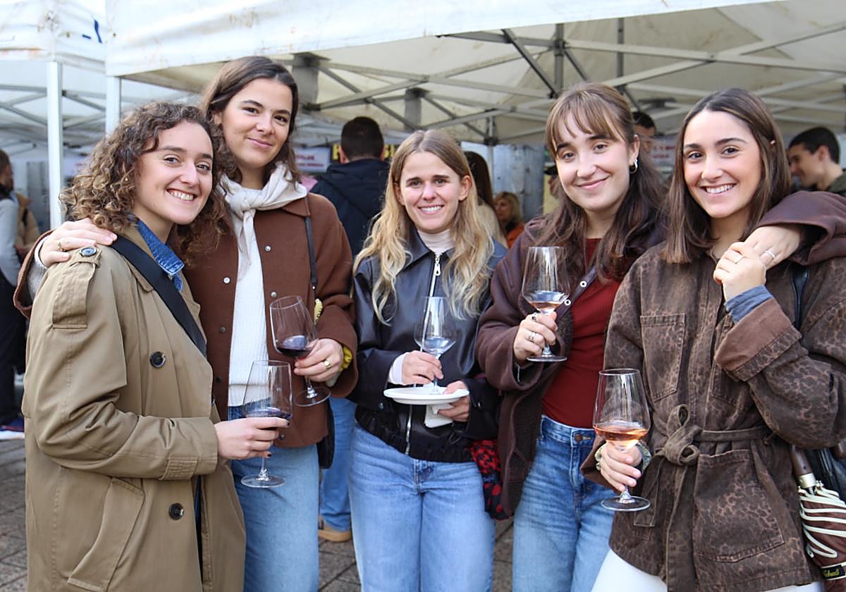El vino y el buen ambiente llenan la plaza de Azpeitia