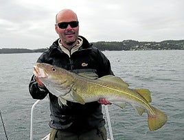 Enrique Blanco analiza una de las especies capturadas.