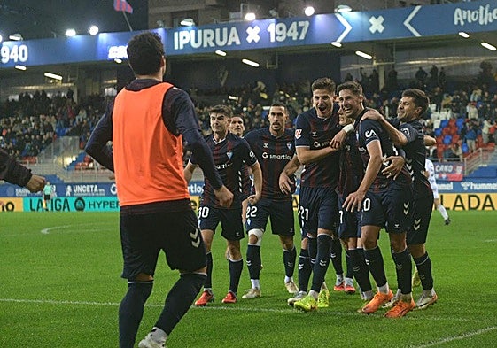 Los jugadores del Eibar celebran el gol de penalti de Corpas ante el Albacete