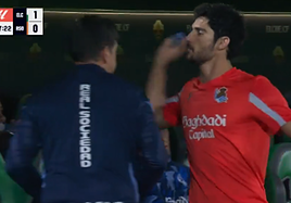 Gonçalo Guedes lanza una botella de agua en el banquillo tras ser sustituido en el partido ante el Elche.