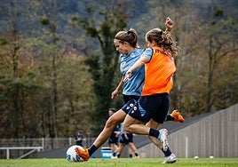 Mirari se dispone a golpear el esférico ante la oposición de Cecilia.