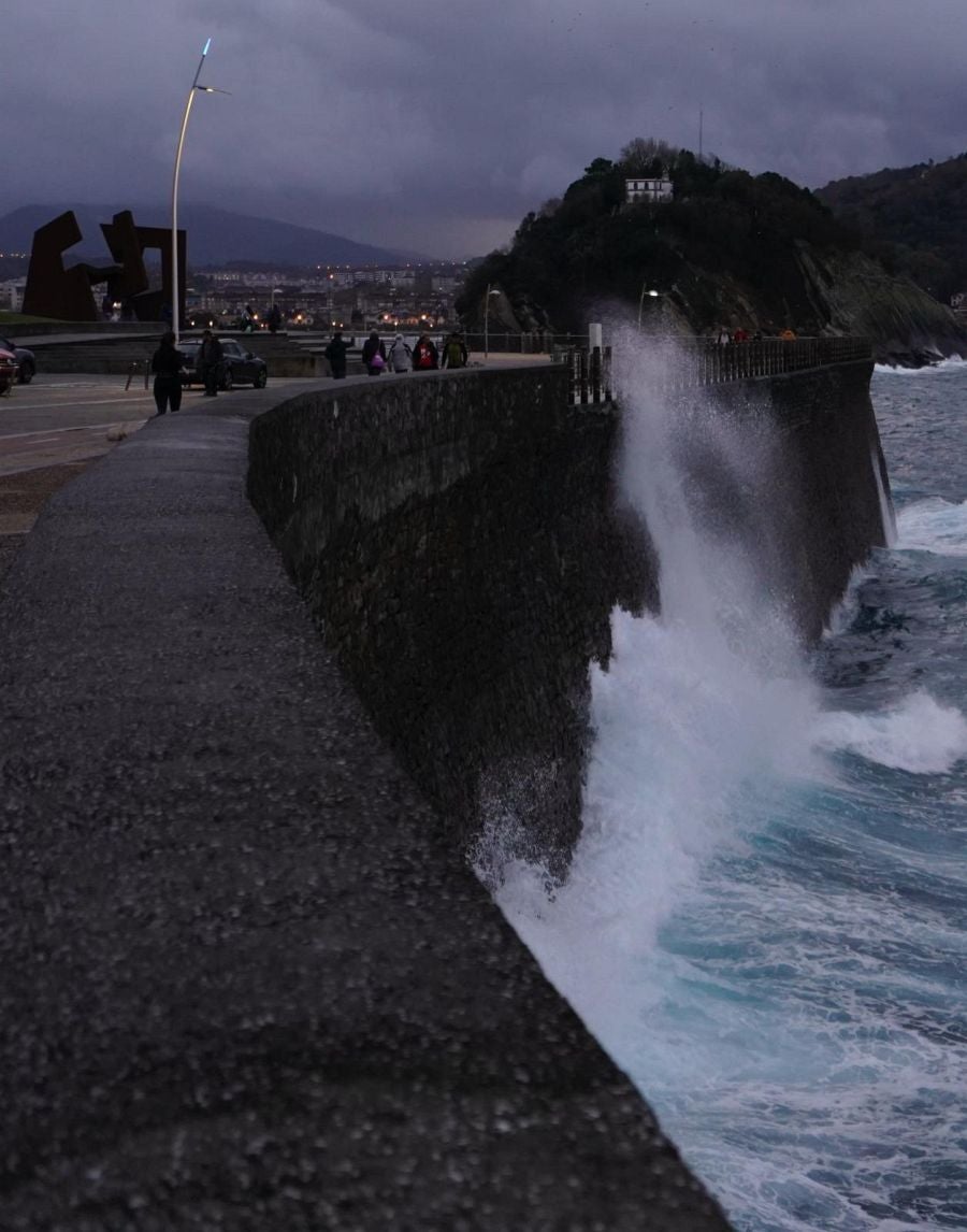 Olas de hasta tres metros en el Paseo Nuevo de San Sebastián