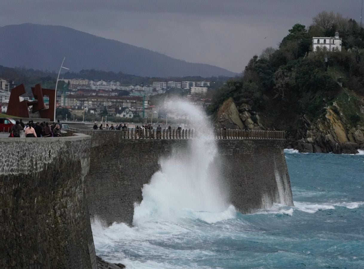 Olas de hasta tres metros en el Paseo Nuevo de San Sebastián