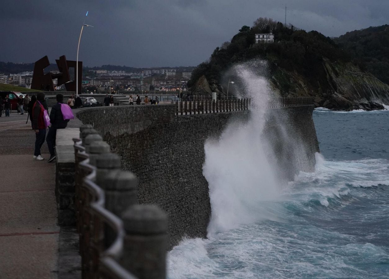 Olas de hasta tres metros en el Paseo Nuevo de San Sebastián