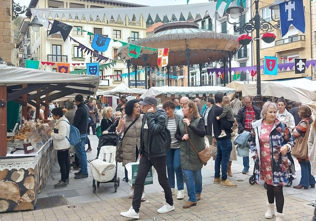 El mercado medieval atrajo a muchos vecinos y visitantes.