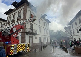 Simulacro de incendio en la casa de cultura Arizkunenea de Elizondo.