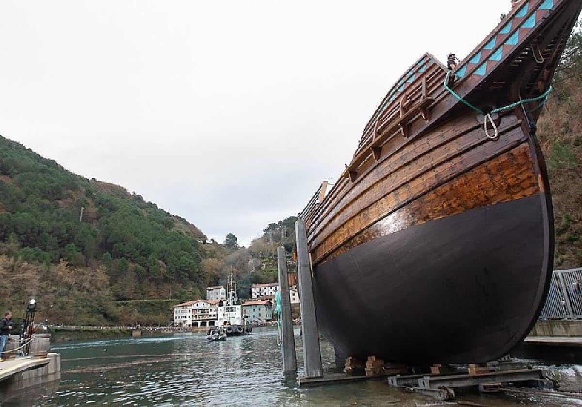 Los invitados a Albaola a la izquierda siguieron la botadura y el público abarrotó las orillas de San Pedro y San Juan.