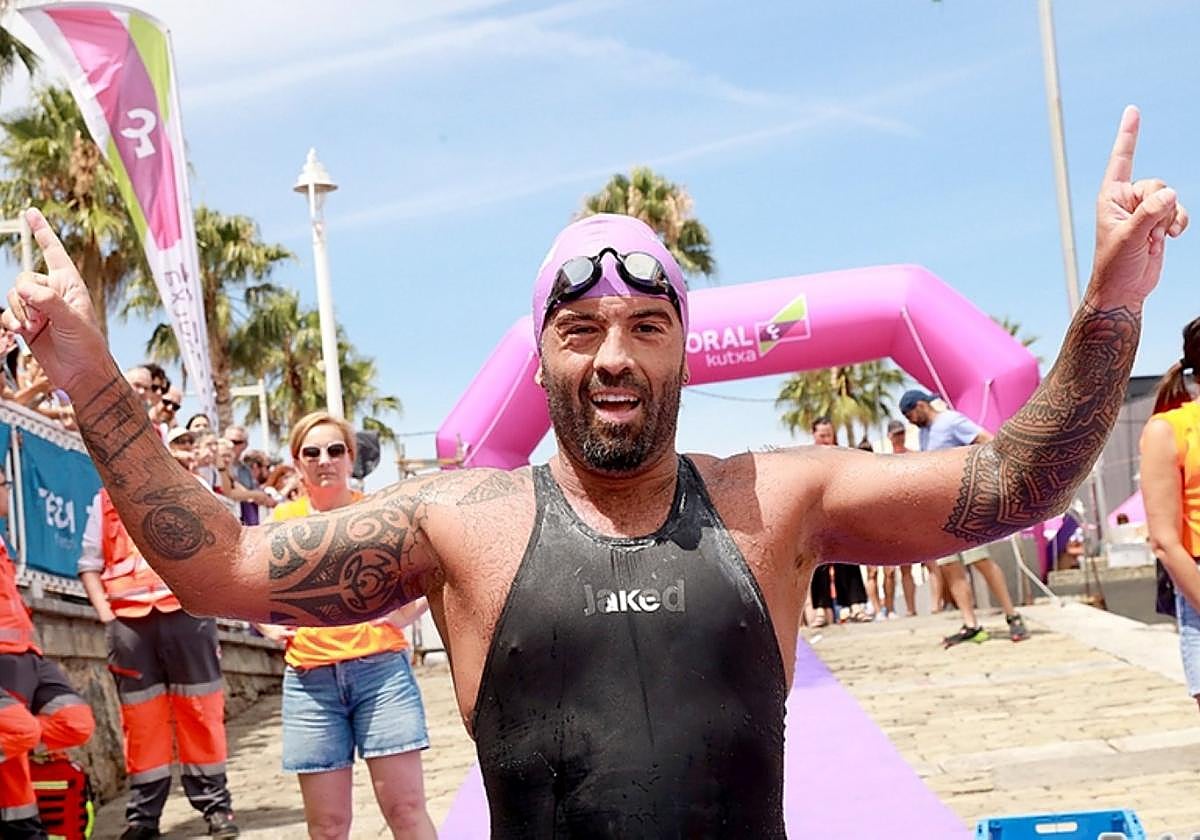 Ioseba Mateos Bilboko La Sardina zeharkaldian meta gurutzatzen.