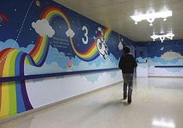 Un menor camina por el área de Pediatría del Hospital Donostia.